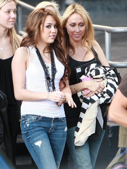 Miley+Cyrus+Out+Downtown+Studio+GR575BrZva7l.jpg